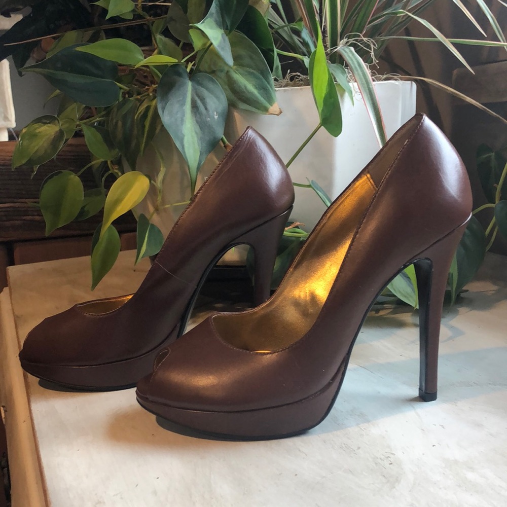 Brown women’s peep-toe heels. Size 7.5